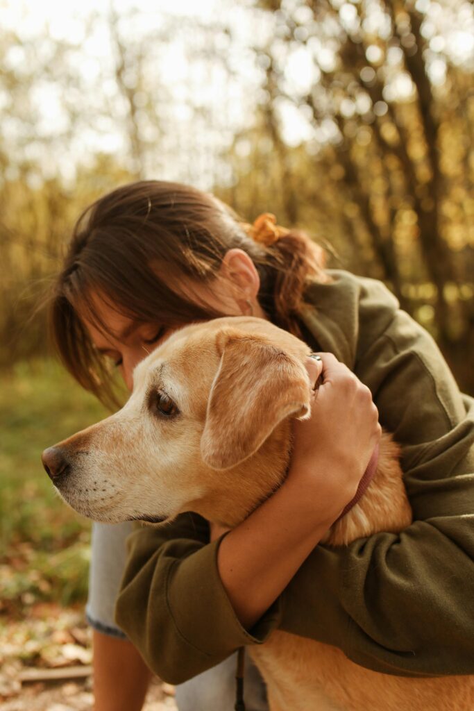 Femme serre un chien dans ses bras